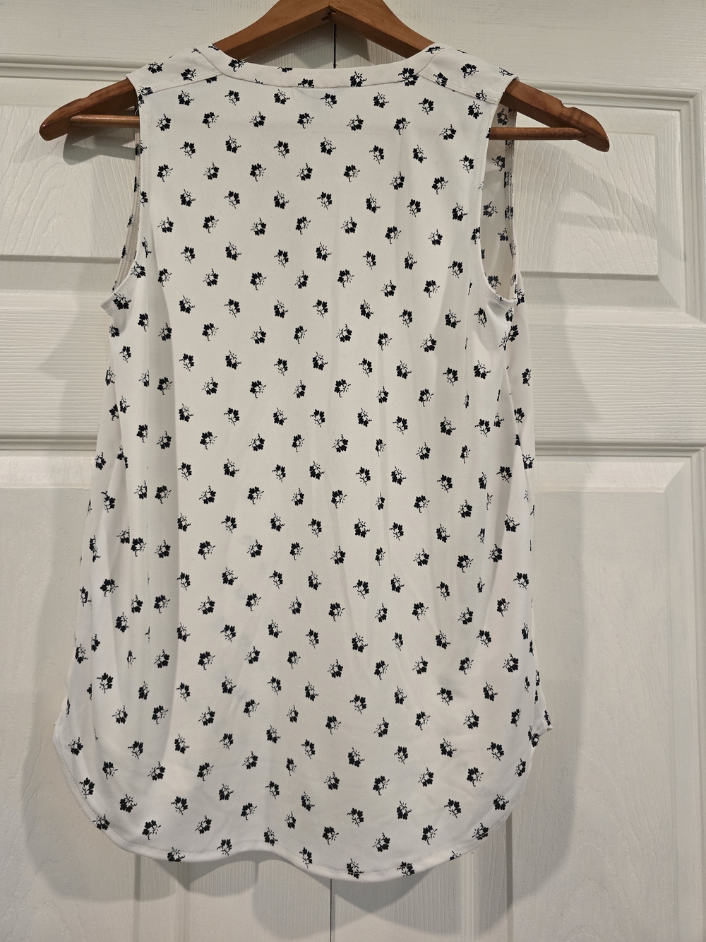 Ann Taylor White Sleeveless Blouse with Deep Navy Floral Motif - Picture 4 of 4